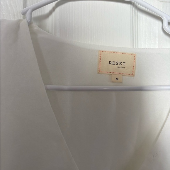 Elegant White Pleated Sleeve Blouse - Picture 2 of 4